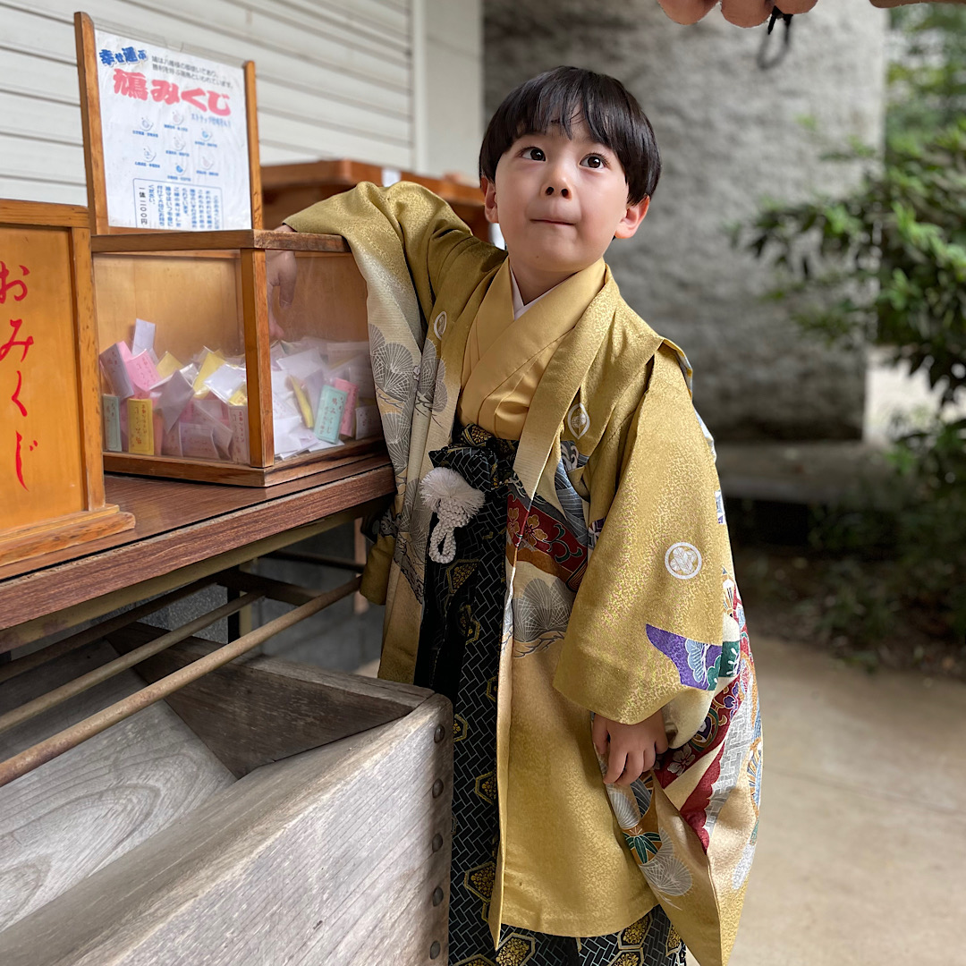 ５歳七五三当日のスケジュール大公開！神社の色々な場所で七五三撮影。おみくじを引く息子。