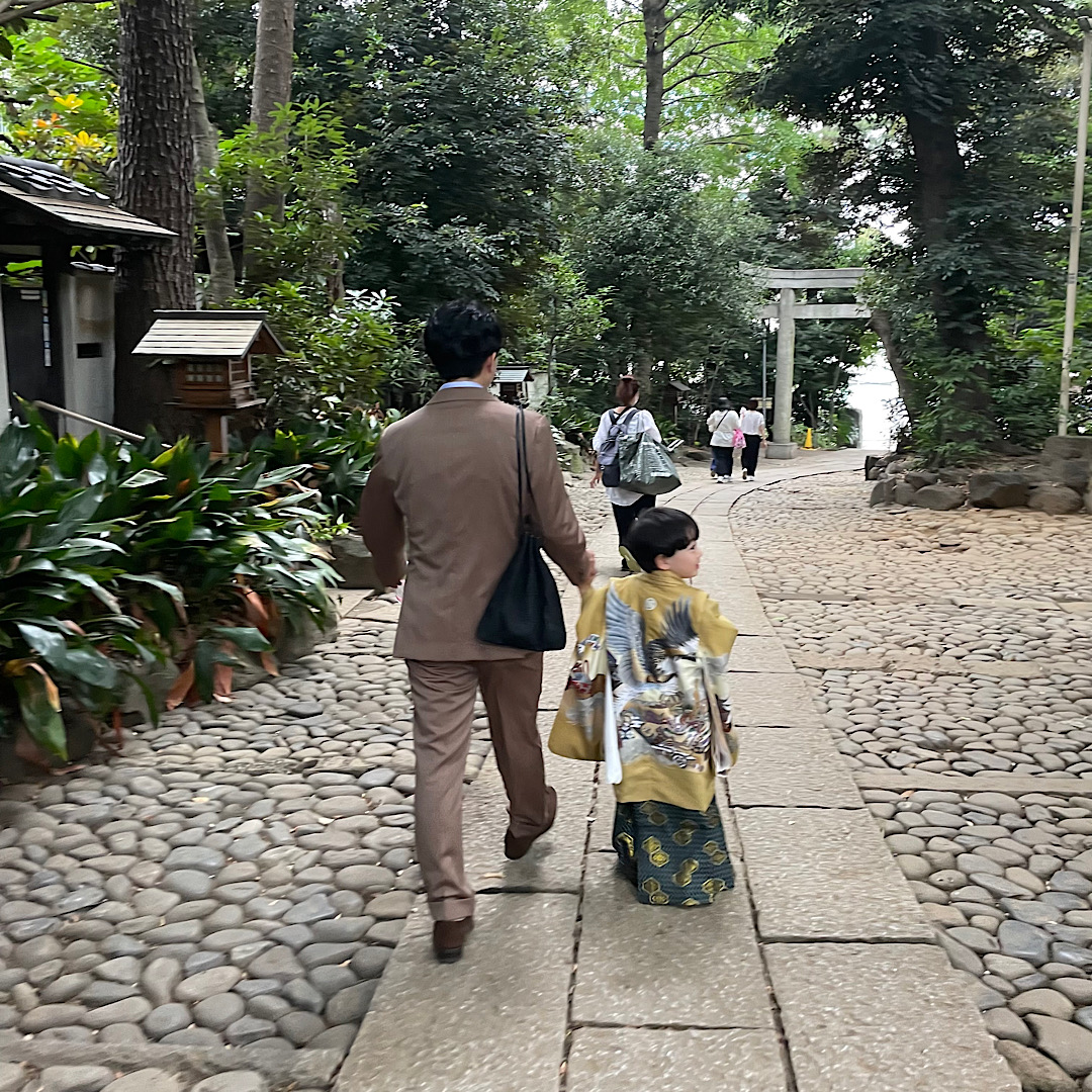 ５歳七五三当日のスケジュール大公開！12:30に撮影終了！神社の中を歩くパパと息子。