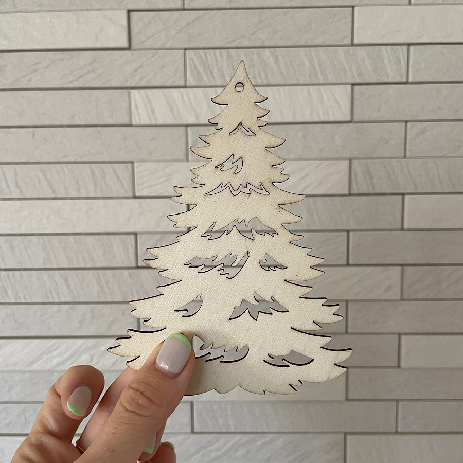 フライングタイガーで見つけたプチDIYを楽しめるクリスマスガーランド！手のひらサイズの木製のツリーモチーフがかわいい。