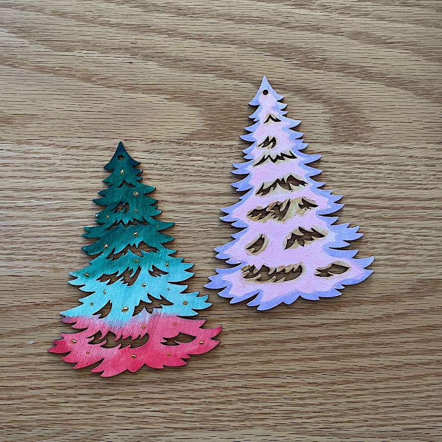 フライングタイガーで見つけたプチDIYを楽しめるクリスマスガーランド！木製のツリーを絵の具でカラフルに色付け。