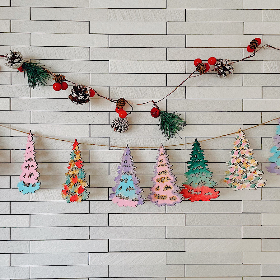 フライングタイガーで見つけたプチDIYを楽しめるクリスマスガーランド！色を塗って紐を通したらあっという間に完成。我が家の壁に飾られたガーランド。