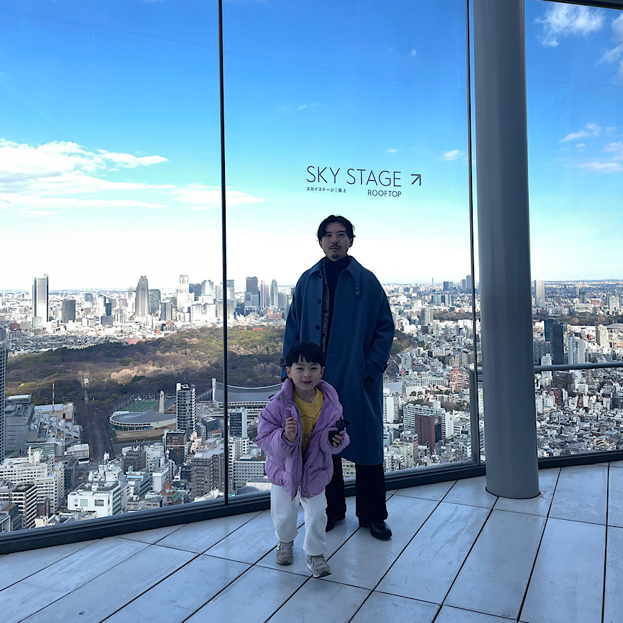 渋谷スカイの屋上出口を出ると目に入る青い空と街の景色。父と息子で記念撮影。