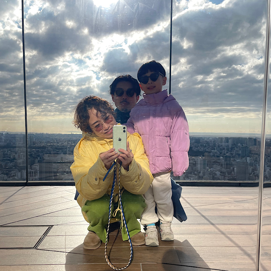 渋谷スカイの壁や柱にある鏡で自撮り記念家族撮影。