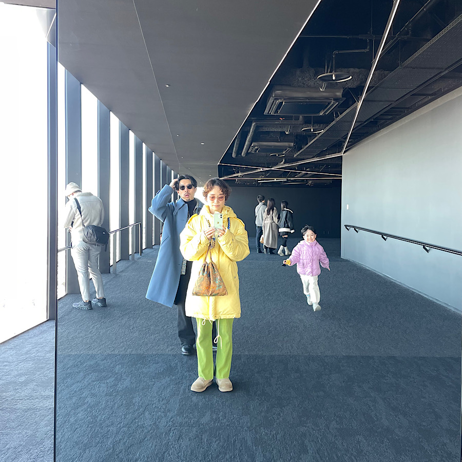 渋谷スカイの最上階にある、屋内展望回廊。柱の鏡で家族記念撮影。