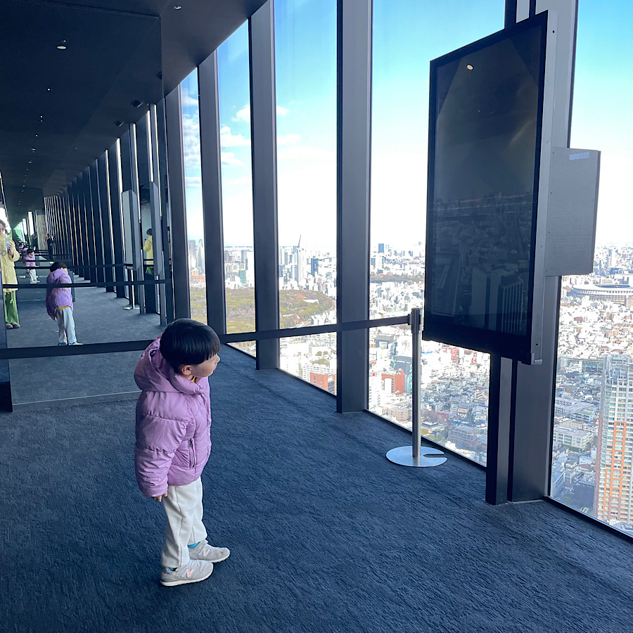 渋谷スカイの最上階にある、屋内展望回廊スカイギャラリー。インスタレーションに夢中な息子。