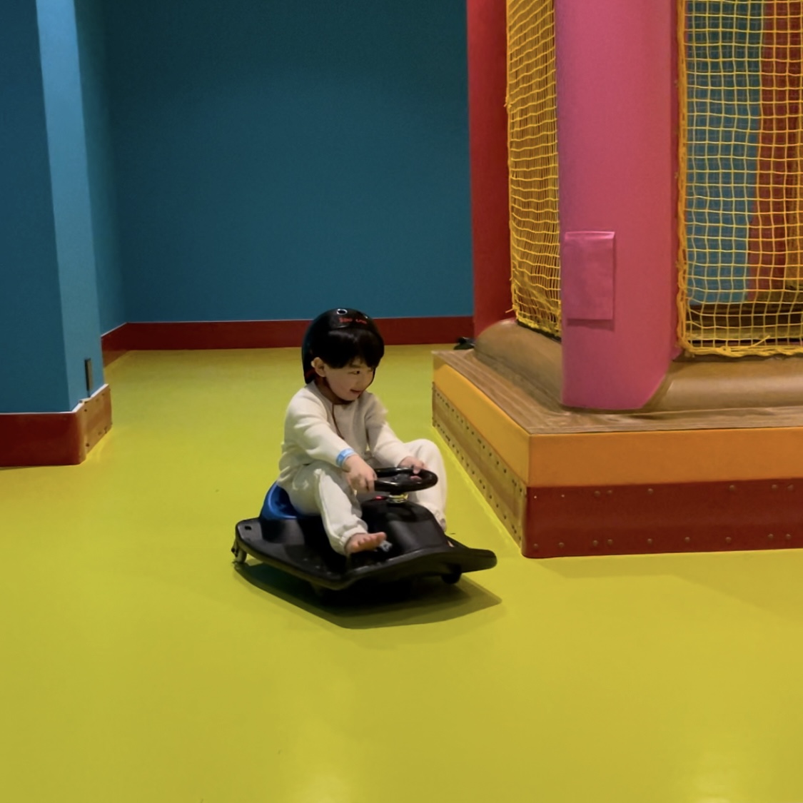 スポッチャダイバーシティ東京プラザ店。キッズスペースにあるゴーカートに乗る息子。