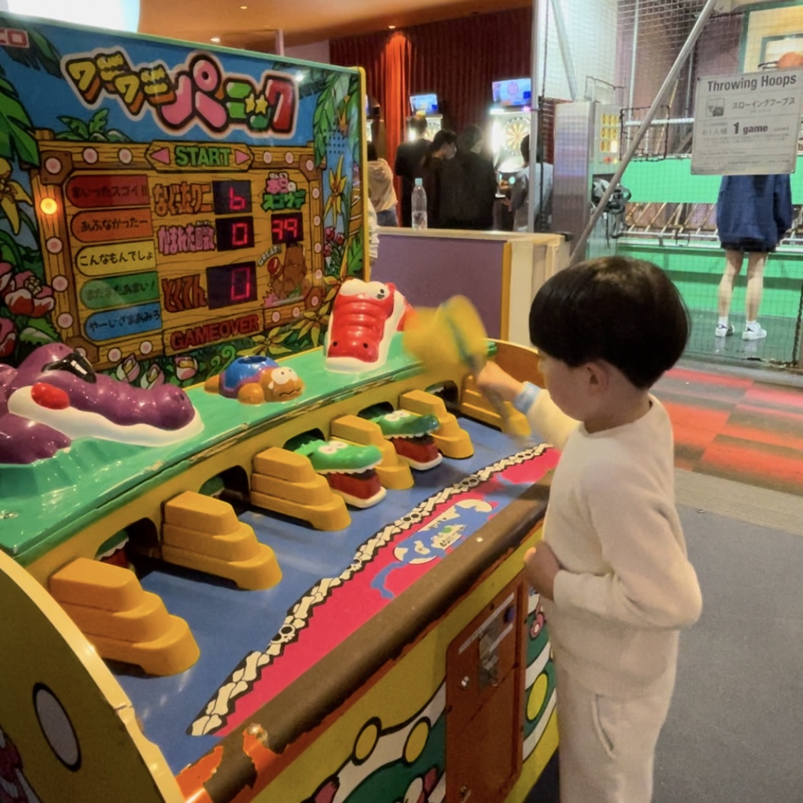 スポッチャダイバーシティ東京プラザ店。ゲームで遊ぶ子。