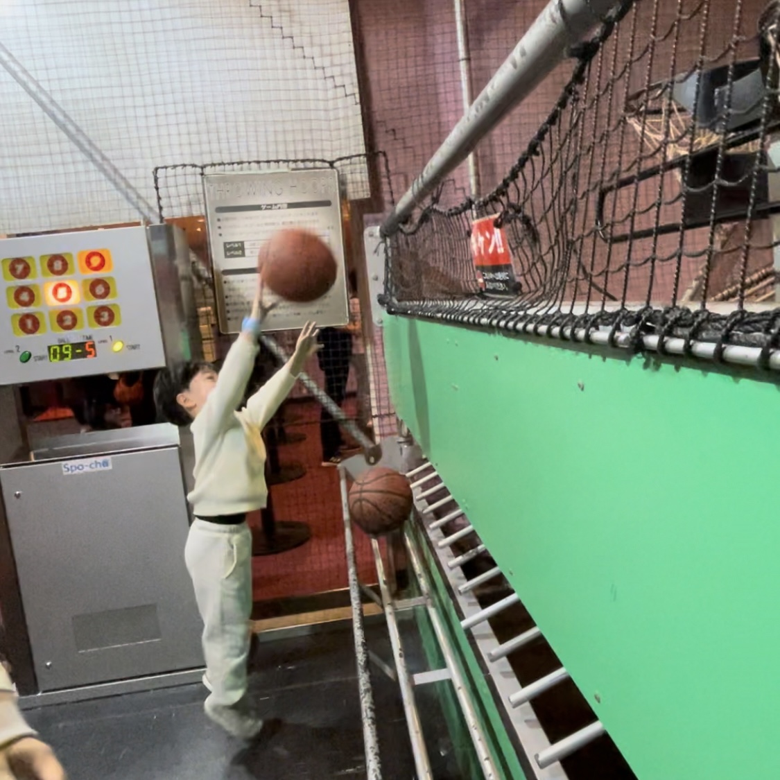 スポッチャダイバーシティ東京プラザ店。バスケットボールで遊ぶパパと息子。