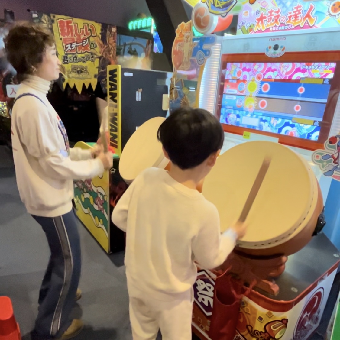 スポッチャダイバーシティ東京プラザ店。ゲームで遊ぶママと息子。