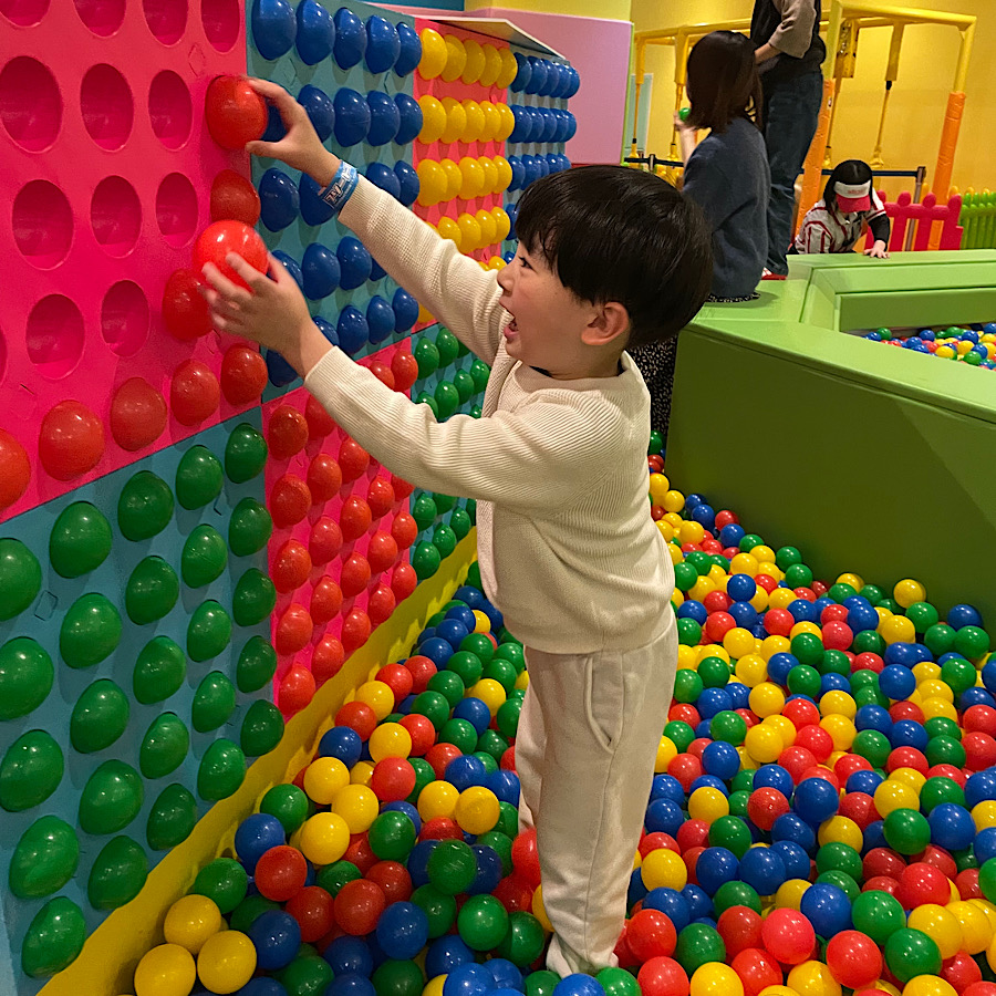 スポッチャダイバーシティ東京プラザ店。キッズスペースの巨大ボールプールにあるボールパズルで遊ぶ息子。
