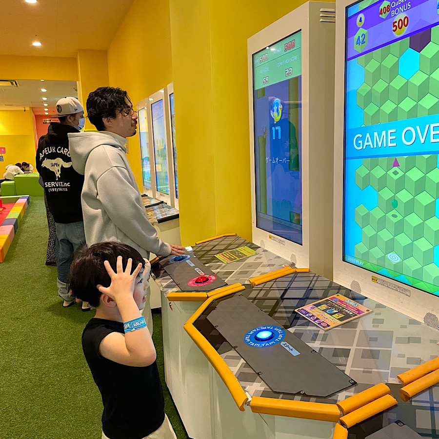 スポッチャダイバーシティ東京プラザ店。キッズスペースにあるゲームで遊ぶパパと息子。