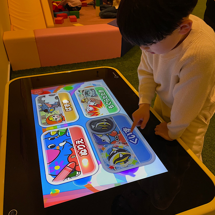 スポッチャダイバーシティ東京プラザ店。キッズスペースにあるゲームで遊ぶ息子。