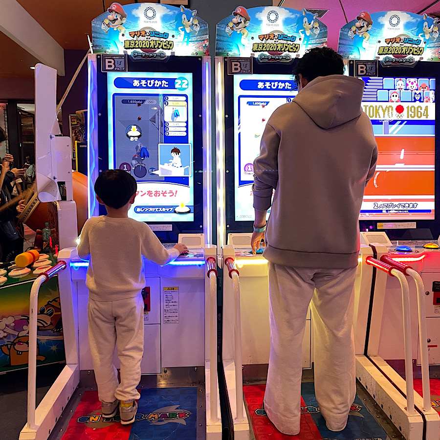スポッチャダイバーシティ東京プラザ店。ゲームで遊ぶパパと息子。