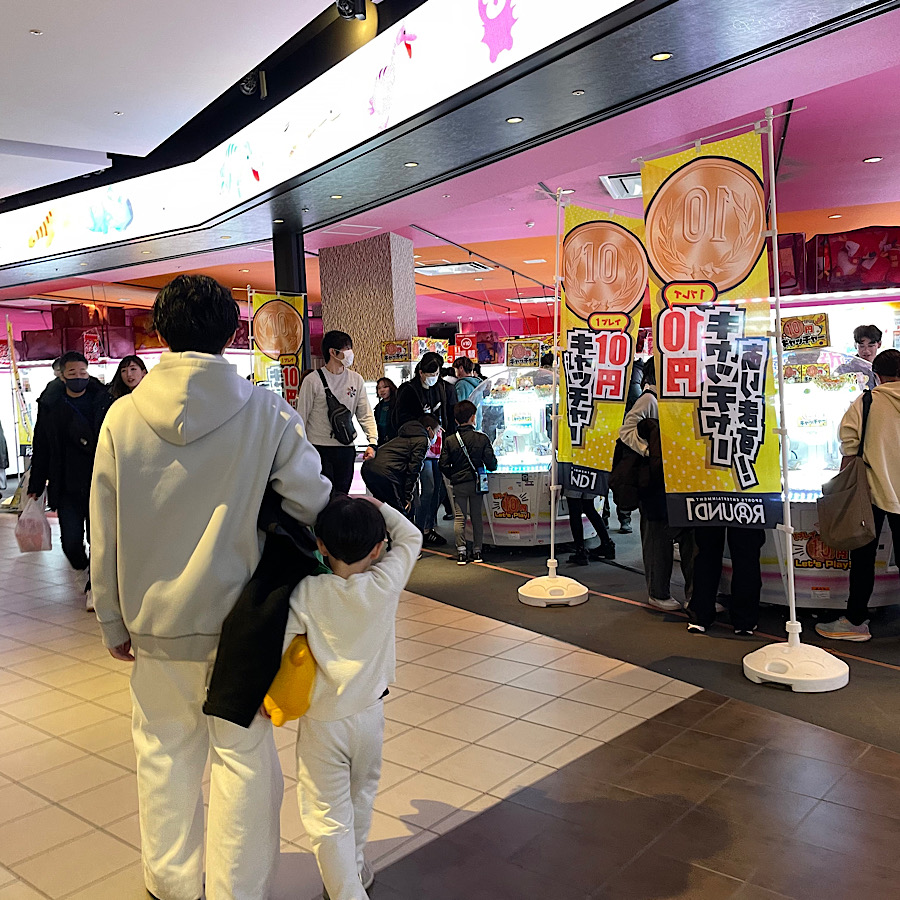 スポッチャダイバーシティ東京プラザ店。隣接するクレーンゲームコーナーにある10円クレーンゲームが目玉。