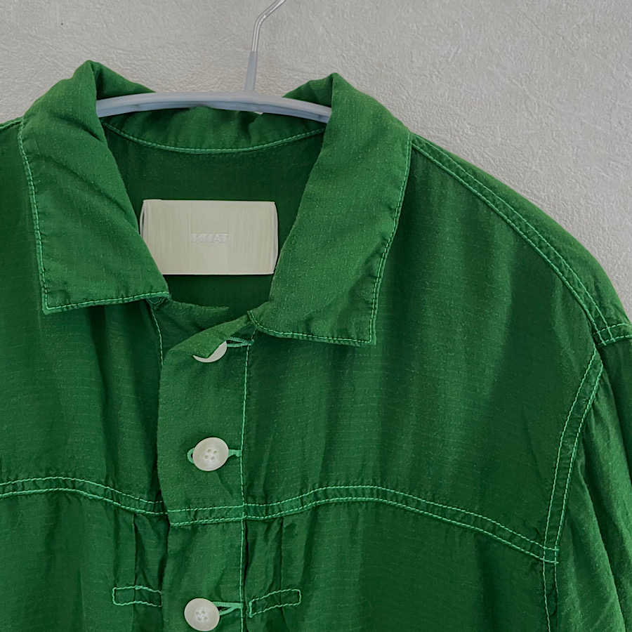 カジュアル派ママのおすすめブランドインアット。購入したグリーン色のシャツジャケット。鮮やかな緑に映える白いボタン。