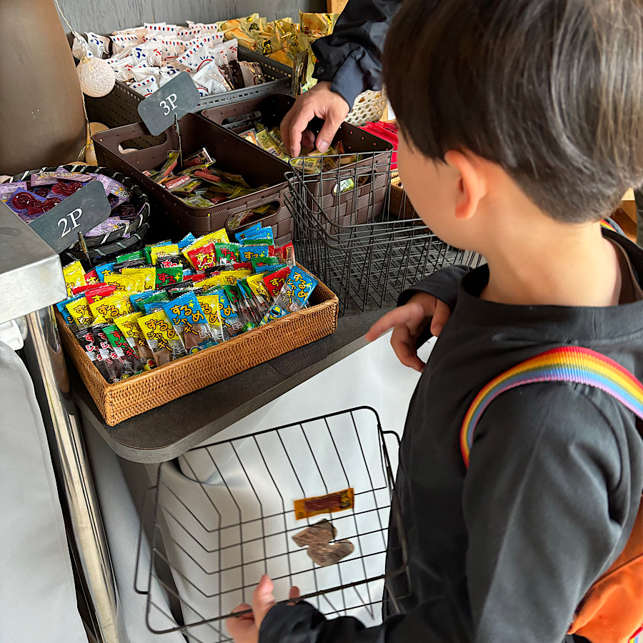 グランドーム千葉富津の無料マルシェ。お菓子マルシェには子供たちが喜ぶ駄菓子が並ぶ。