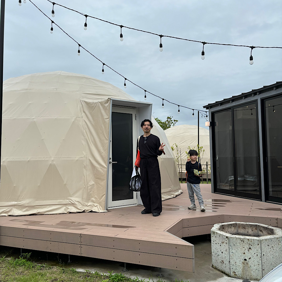 グランドーム千葉富津、ドーム型テントの前で記念撮影！