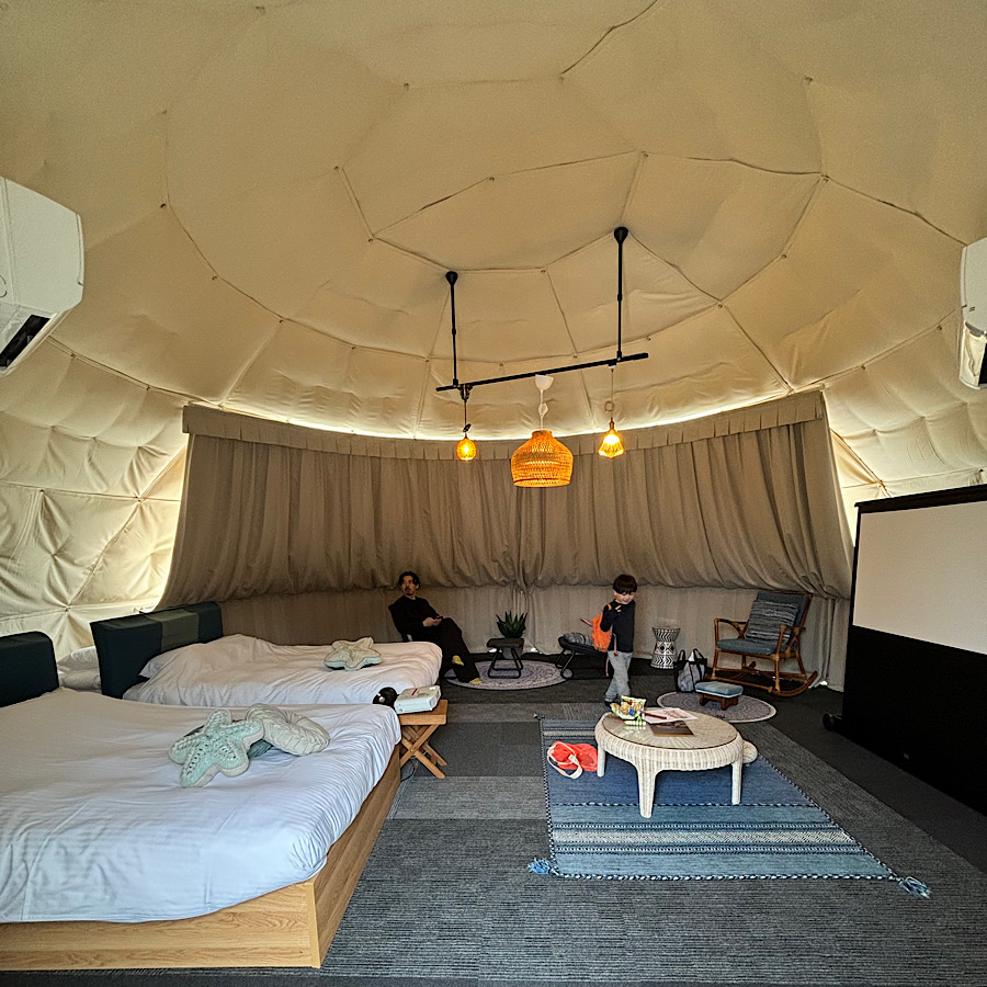 グランドーム千葉富津のドーム型テント内。３人で使用するには申し分ない広さ！