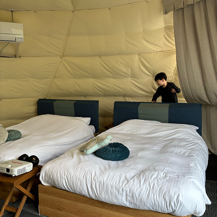 グランドーム千葉富津のドーム型テント内。３人で使用するには申し分ない広さ！広めのベッドが２つあるのも嬉しい♪
