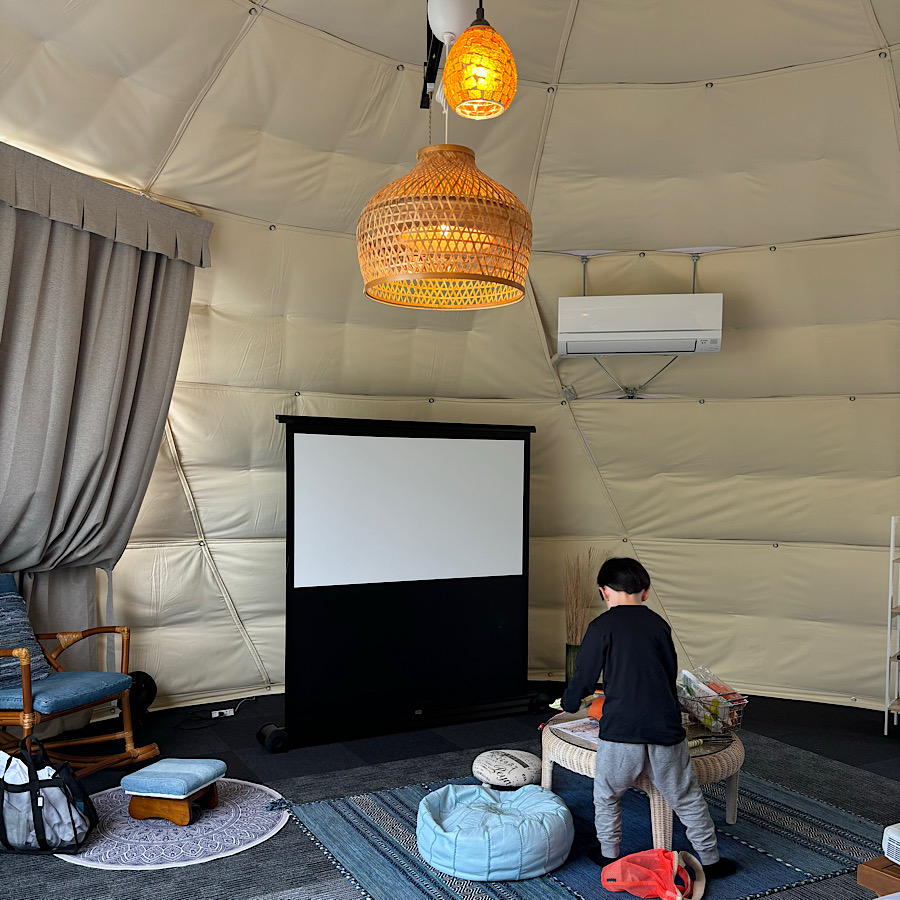 グランドーム千葉富津のドーム型テント内。３人で使用するには申し分ない広さ！シアタードームはプロジェクター付き。