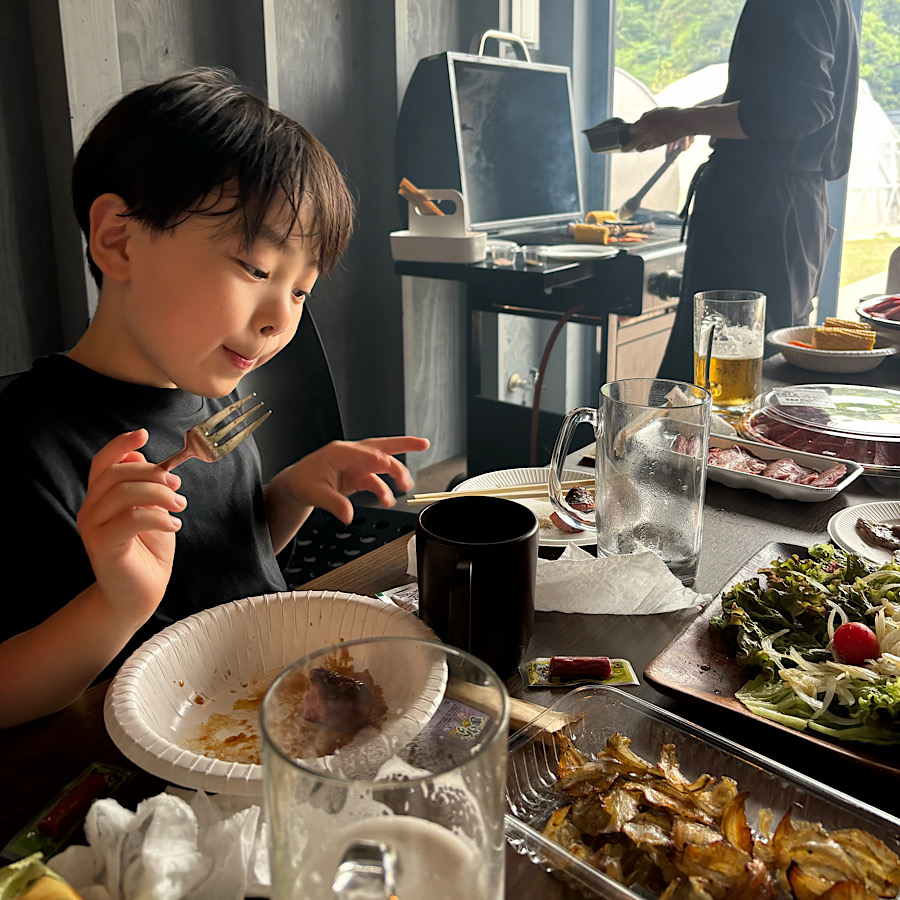 グランドーム千葉富津でBBQ。食事付きプランは肉から魚まで豪華な内容。大人数でも食べきれないぐらいのボリューム感。