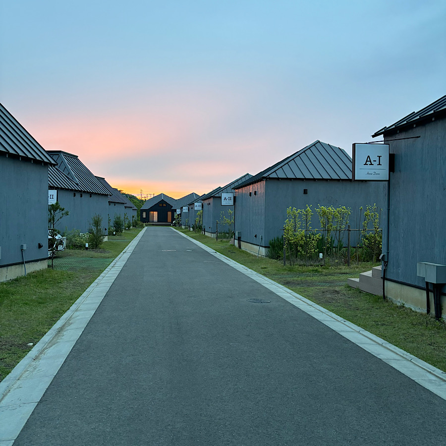 グランドーム千葉富津、夕方の施設の眺め。