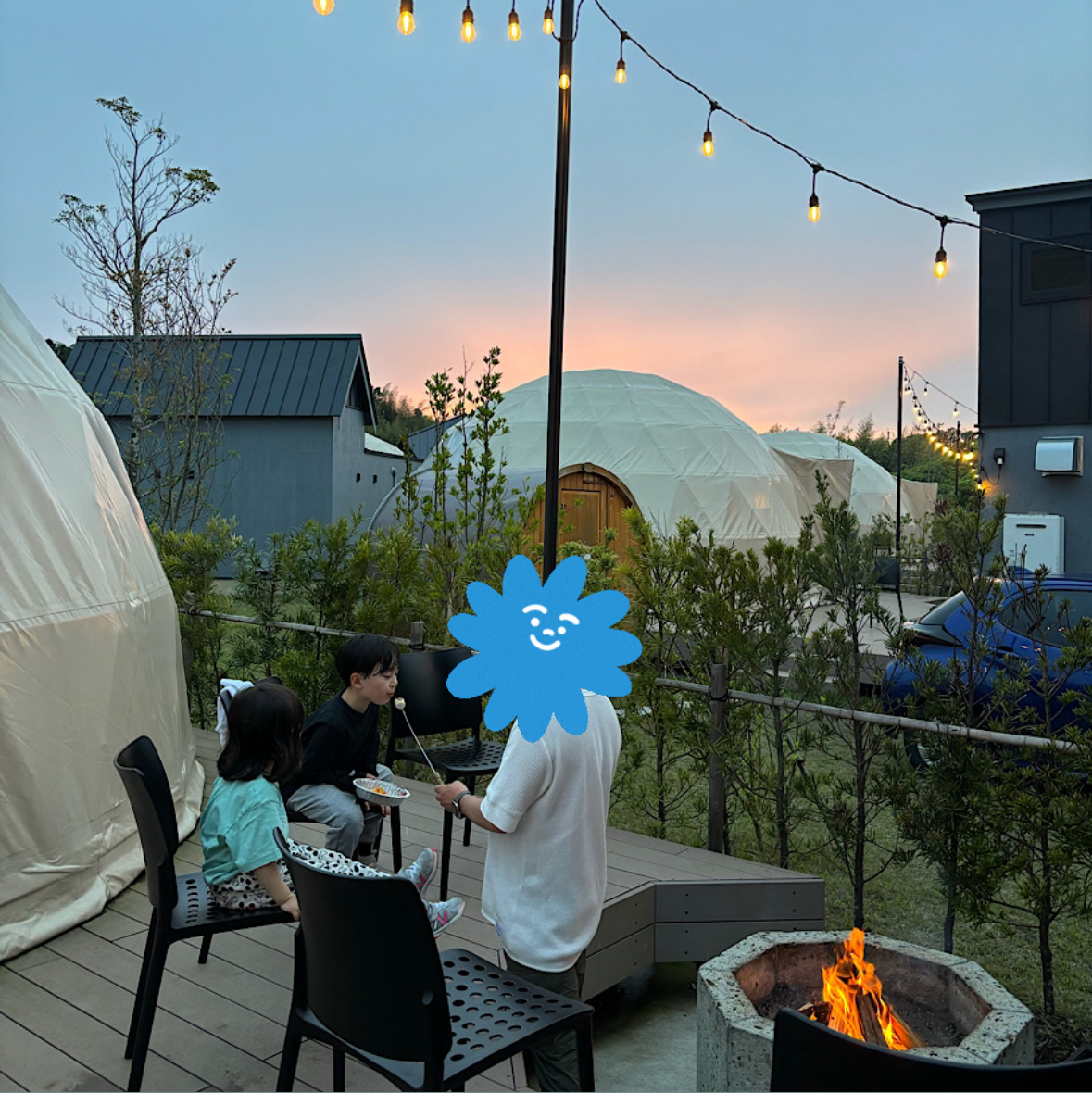 グランドーム千葉富津の夕暮れ時はキャンプファイヤーでマシュマロタイム。夕暮れ時は景色もキレイ。