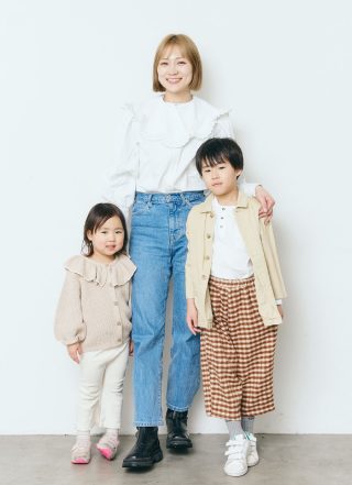 白×ベージュが爽やか！ ママと女の子はフリルカラーをリンク