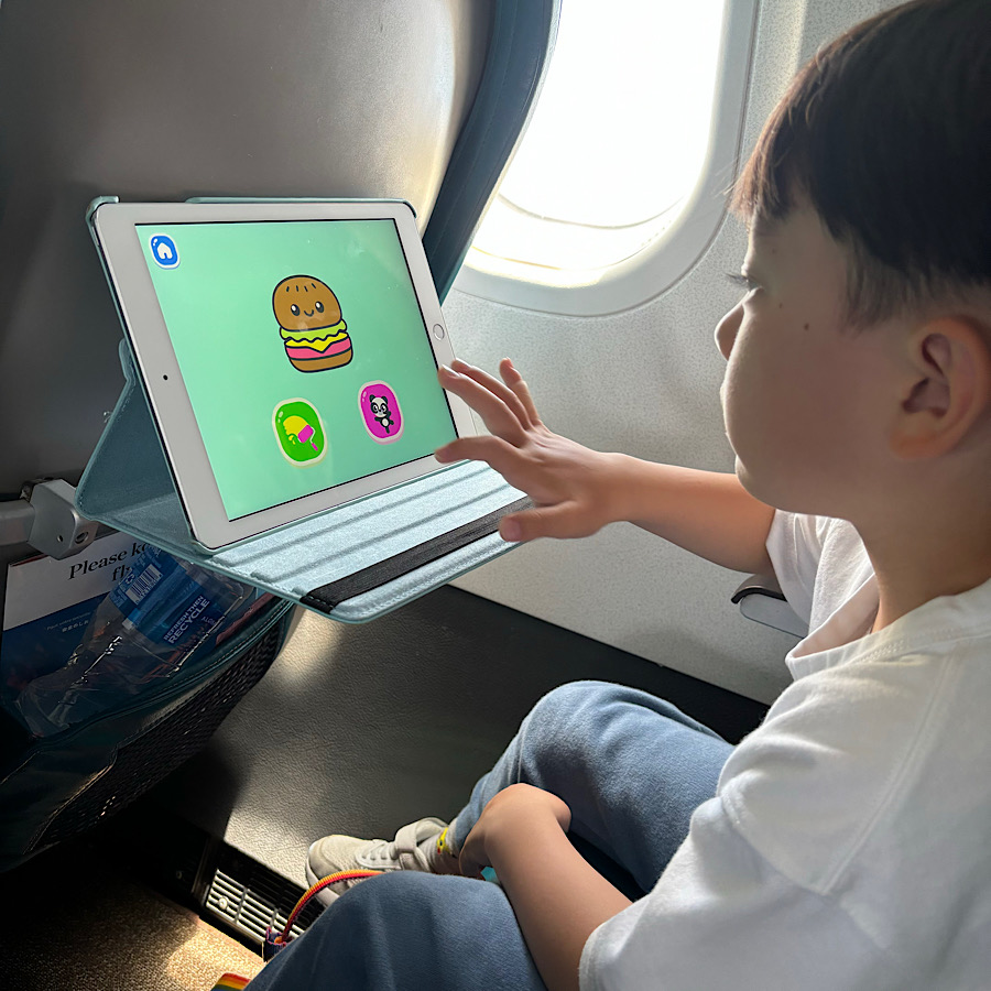 子連れ長期フライト対策グッズの紹介。iPadとswitch。長時間移動には欠かせないアイテム。ipadでゲームをする息子。
