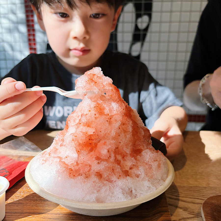 トラやあんスタンド北青山店。夏季限定のあんペーストかき氷を食べにいってみた！息子はいちご味。