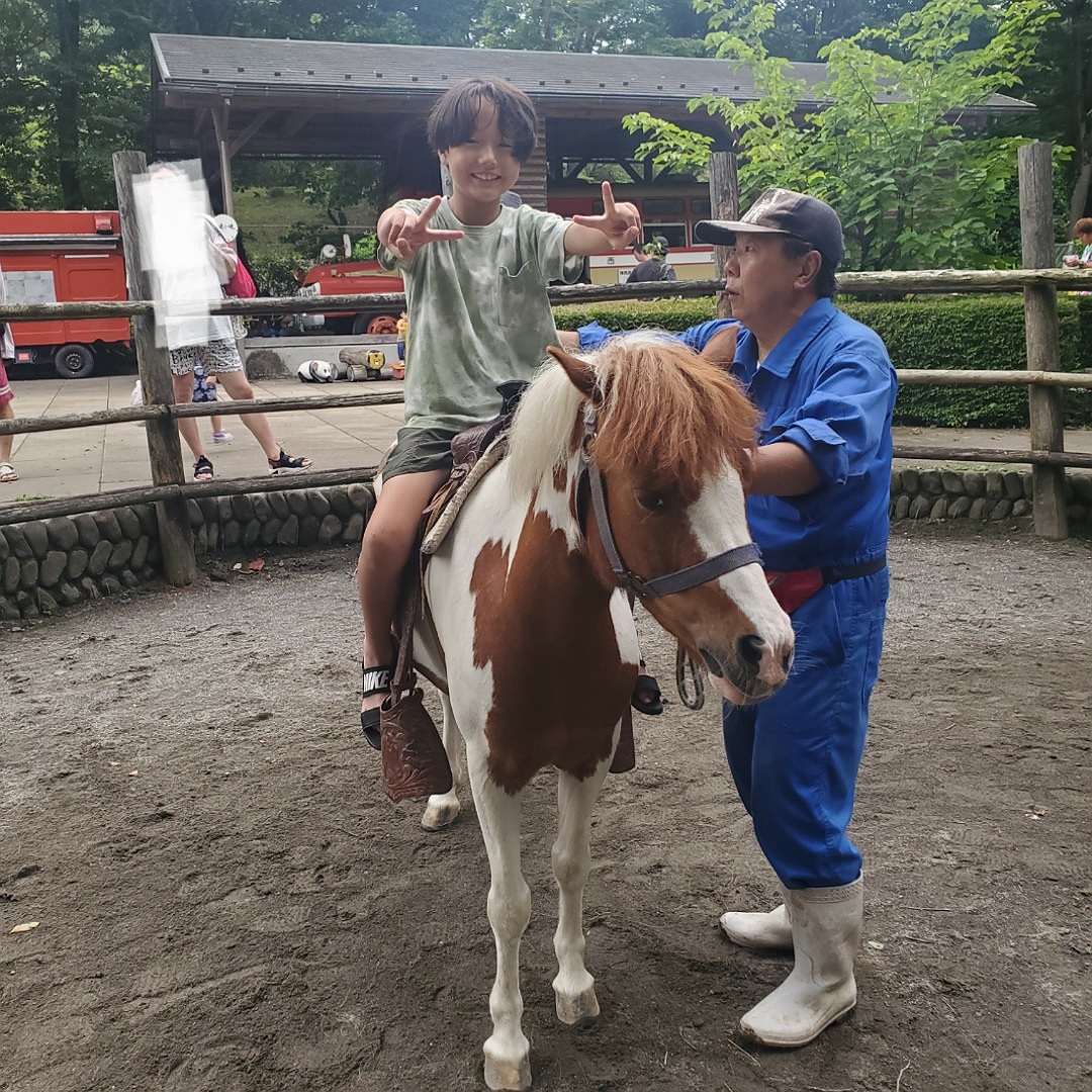 動物と触れ合える「夕やけ小やけふれあいの里」