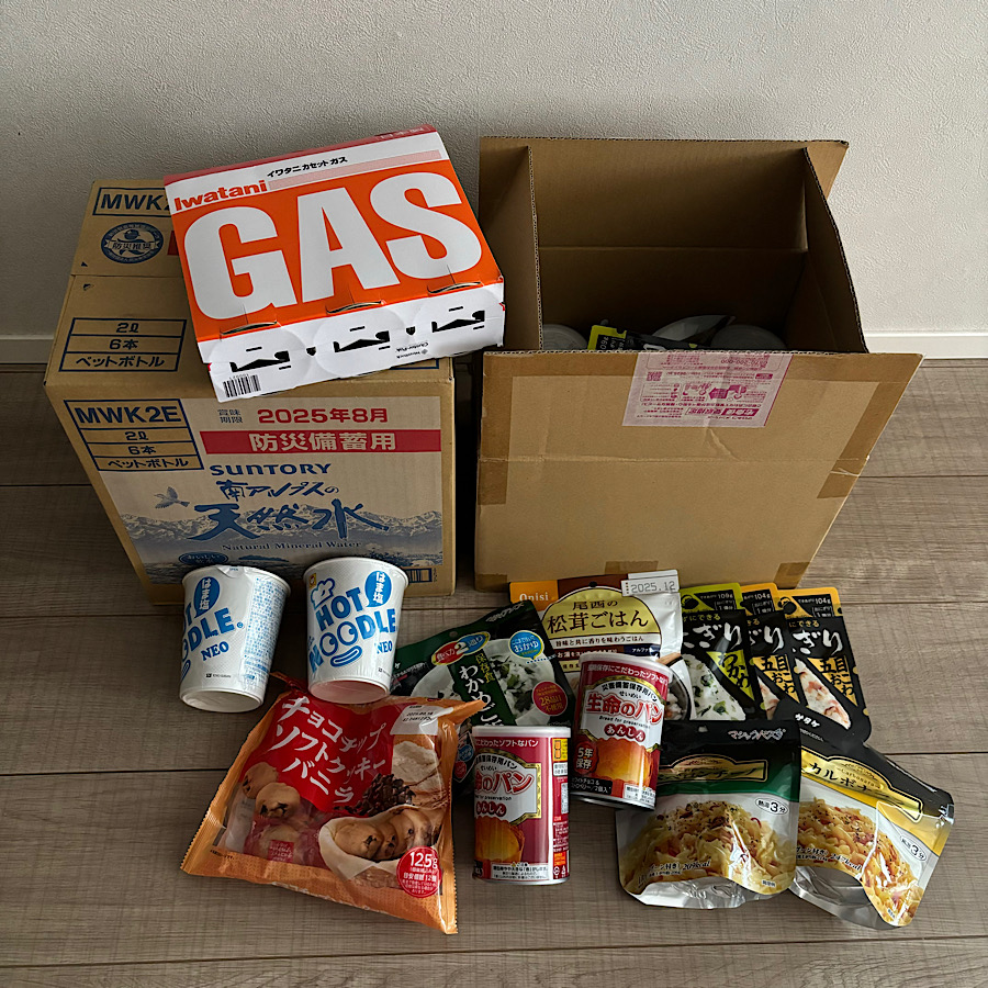 我が家の災害時用の備蓄品。電気屋ガスが止まっても食べられる食料品を備蓄。