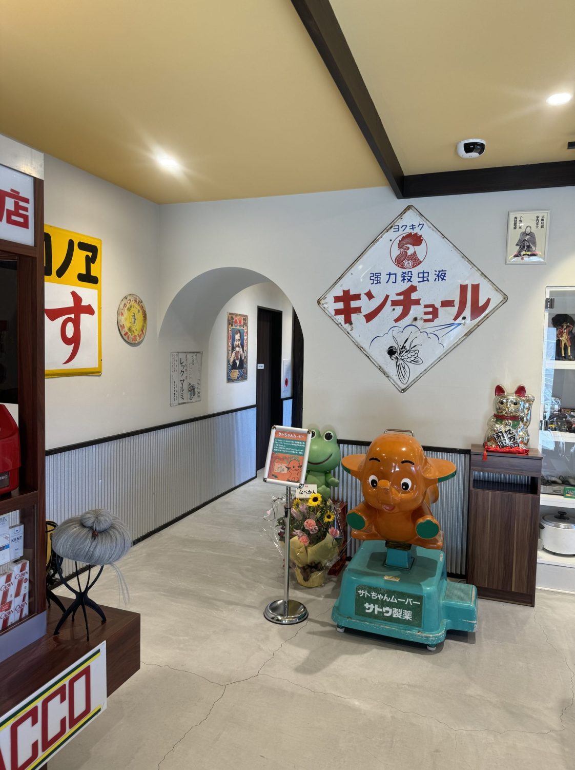 昭和レトロな「展望レトロ喫茶桃山館」の店内