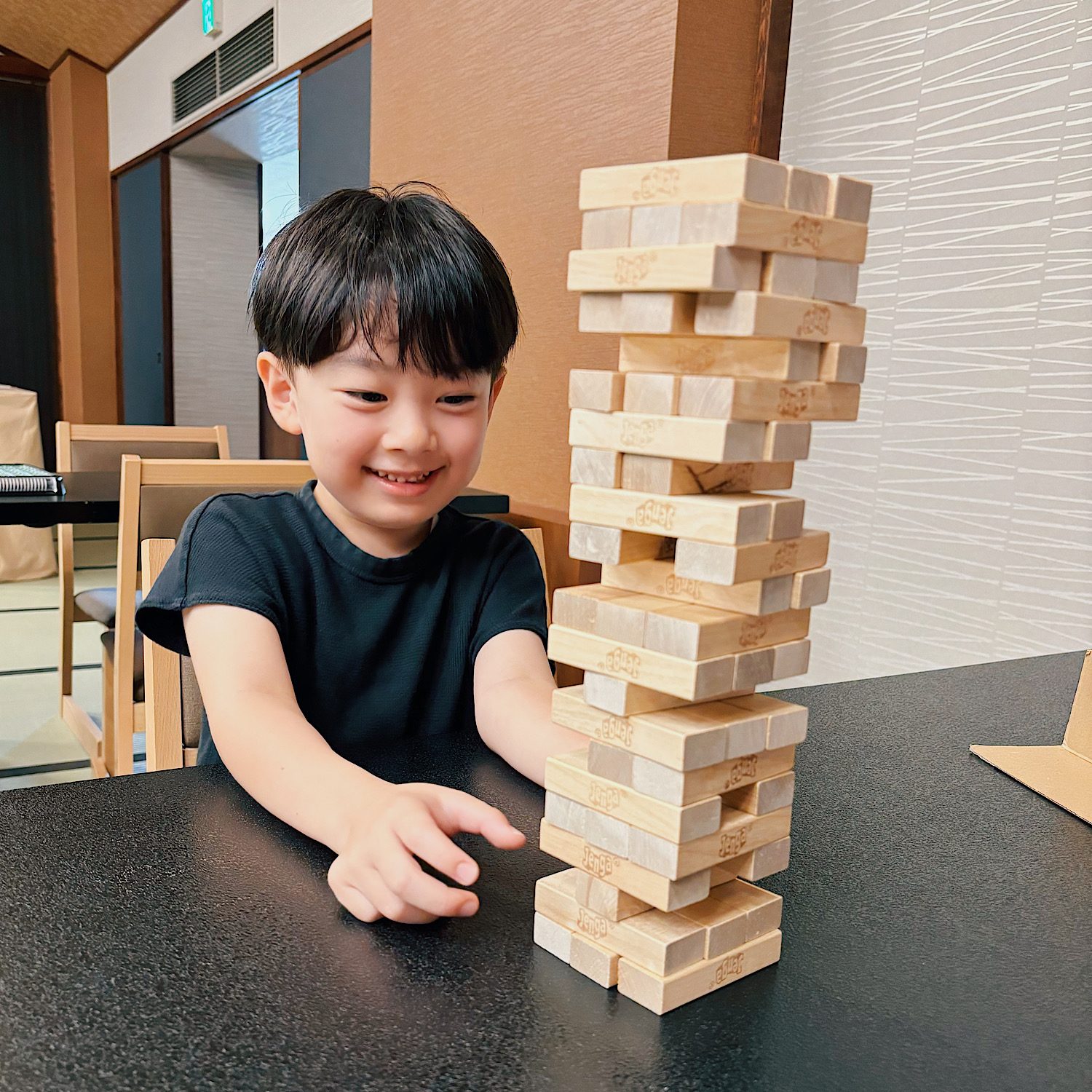 【１泊２日子連れ旅行】親子大満足なおすすめ旅行プラン紹介ブログ！キッズフレンドリーな鴨川グランドホテル。子供が喜ぶサービスがたくさん！期間限定で「こども広場」開催。ジェンガで遊ぶ息子。