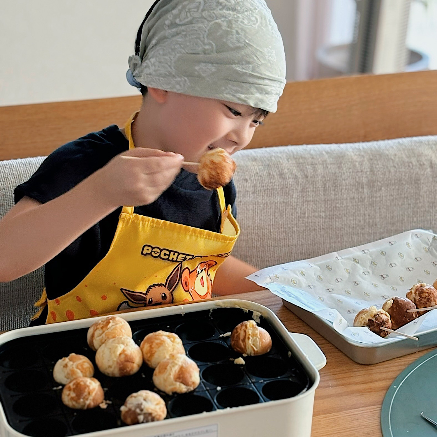 ハロウィンパーティにも最適♪たこ焼き器でつくる簡単＆楽しい＜ホットケーキポップス＞。生地が丸く焼き上がったら串にさしていく。