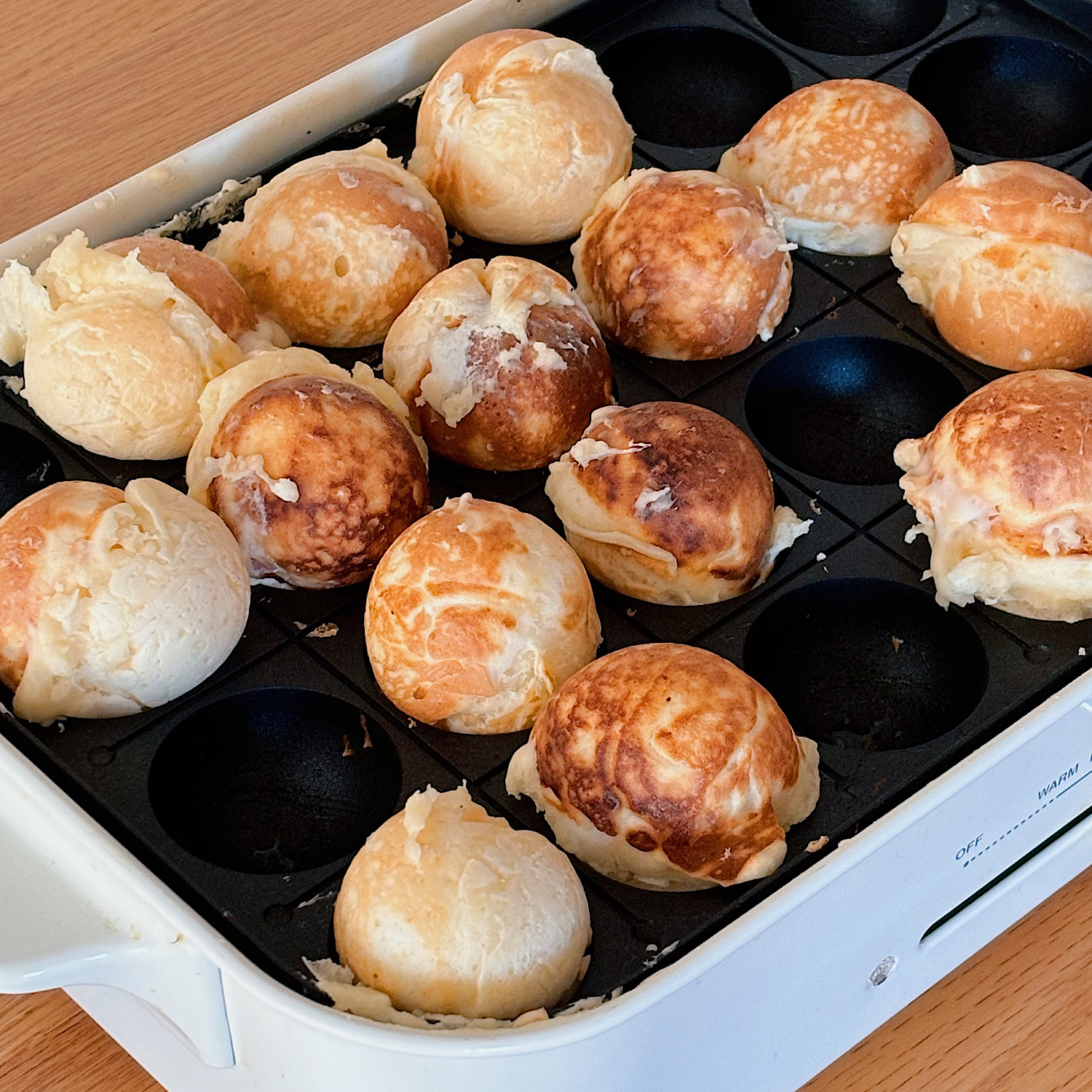 ハロウィンパーティにも最適♪たこ焼き器でつくる簡単＆楽しい＜ホットケーキポップス＞。まずはたこ焼き器で生地を丸く焼いていく。