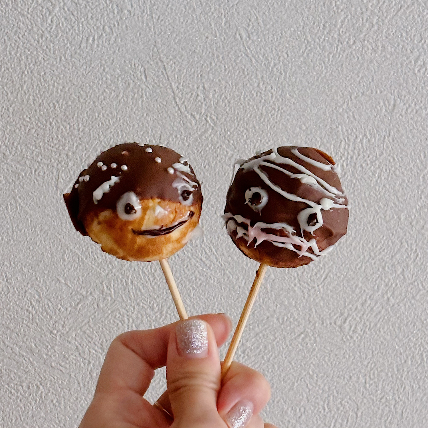 ハロウィンパーティにも最適♪たこ焼き器でつくる簡単＆楽しい＜ホットケーキポップス＞。ハロウィン感をだすには、ミイラの柄にするのがおすすめ！