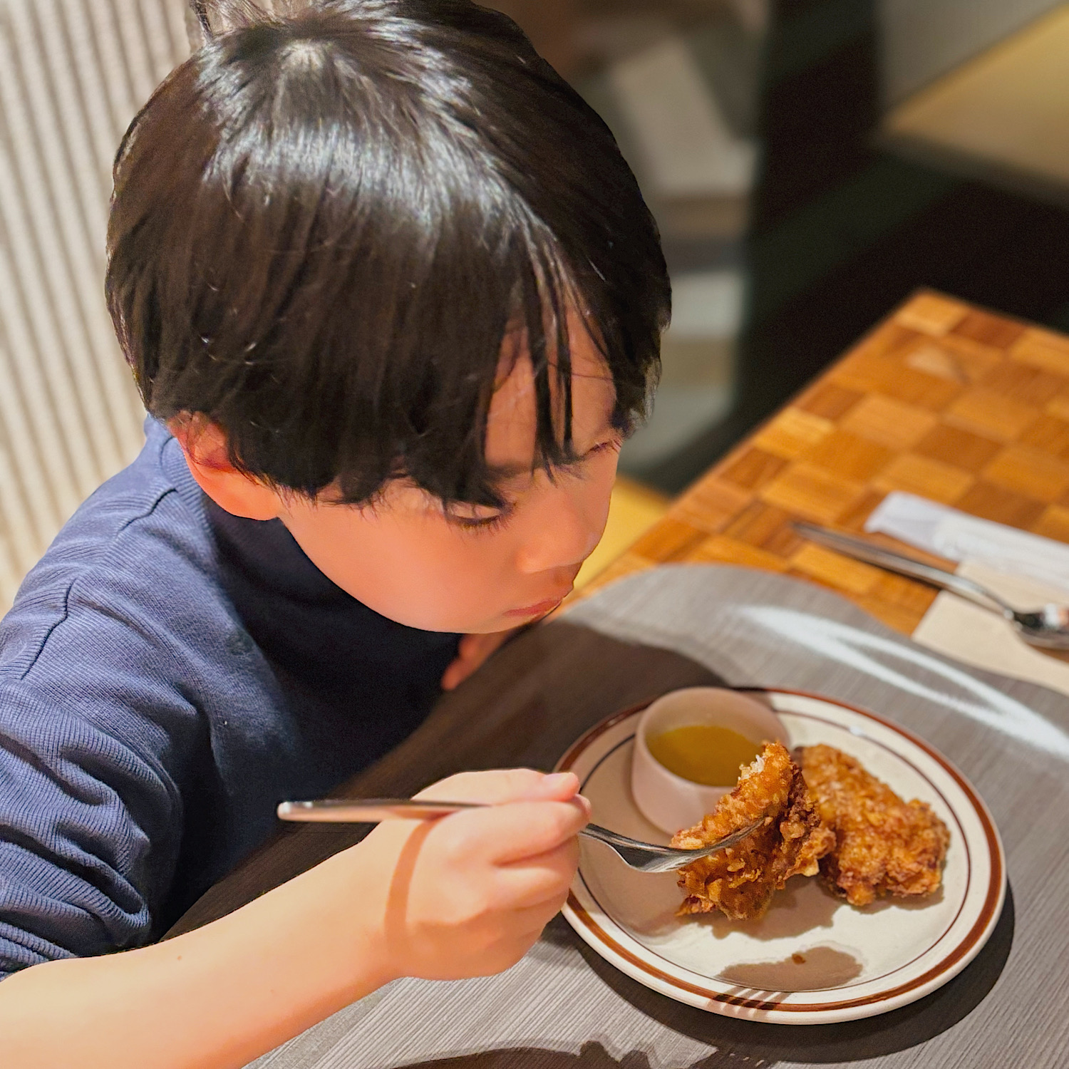 子連れディズニー旅に超おすすめ！コスパ最強な『星のリゾート1955東京ベイ』。パークアウト後はCafeteriaで食事ができる。Cafeteriaで食べたもの。息子はフライドチキン。