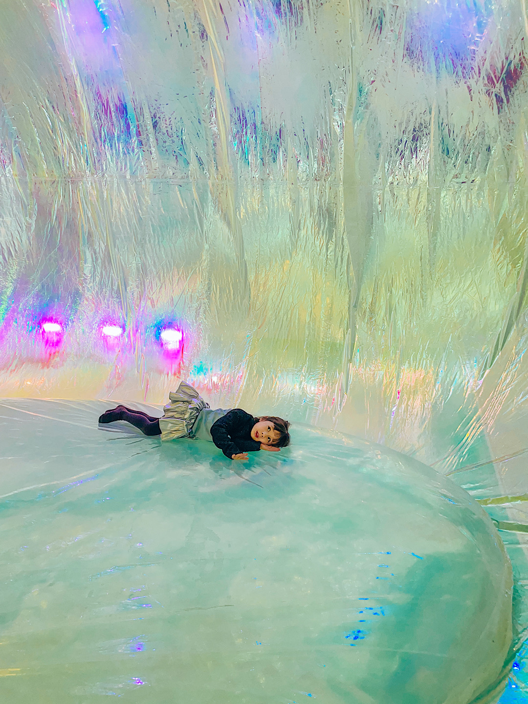 奥中章人「Synesthesia ーアートで交わる五感ー」展。巨大水枕に寝転がってみよう