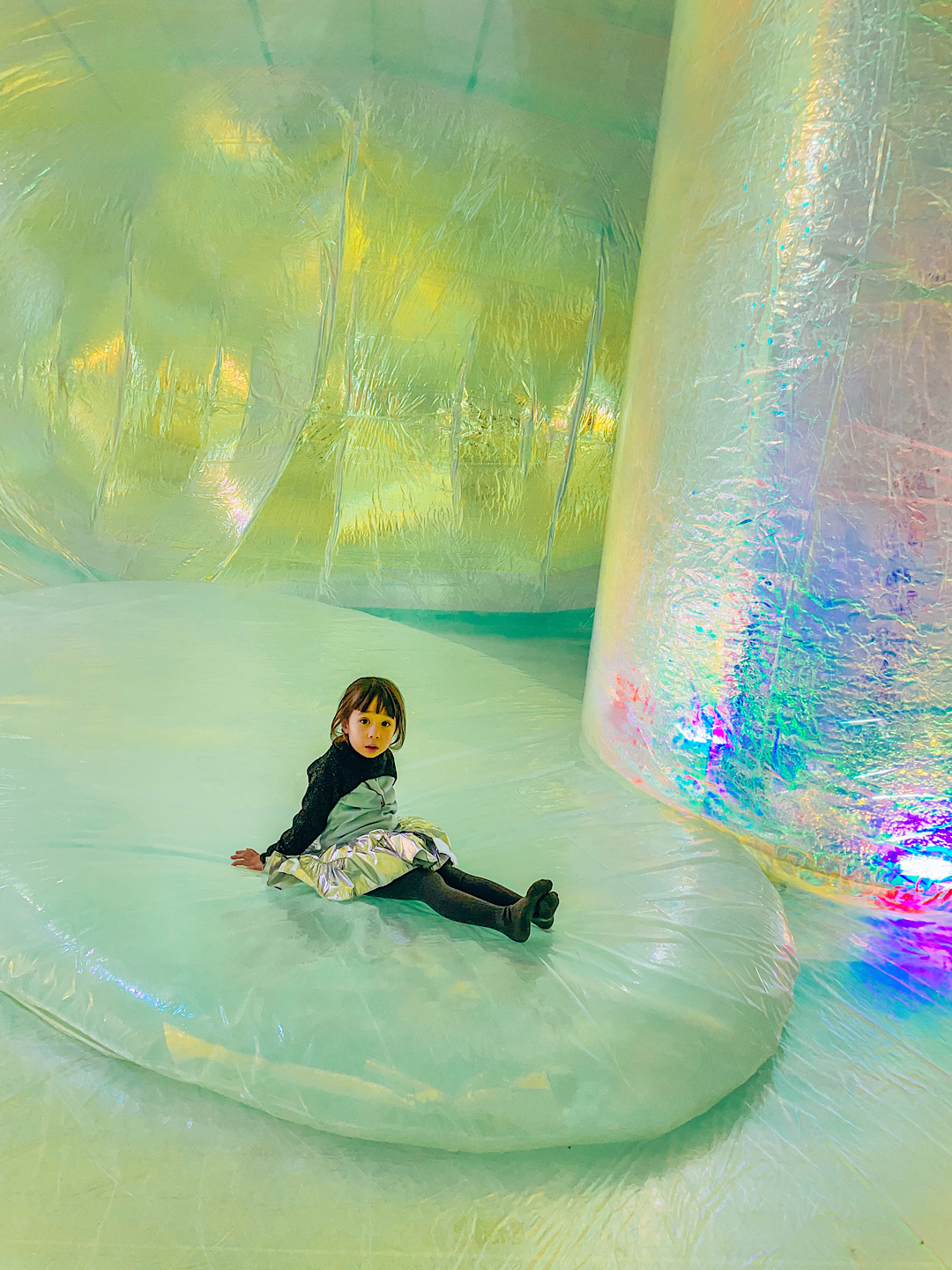 奥中章人「Synesthesia ーアートで交わる五感ー」展。巨大水枕に寝転がってみよう