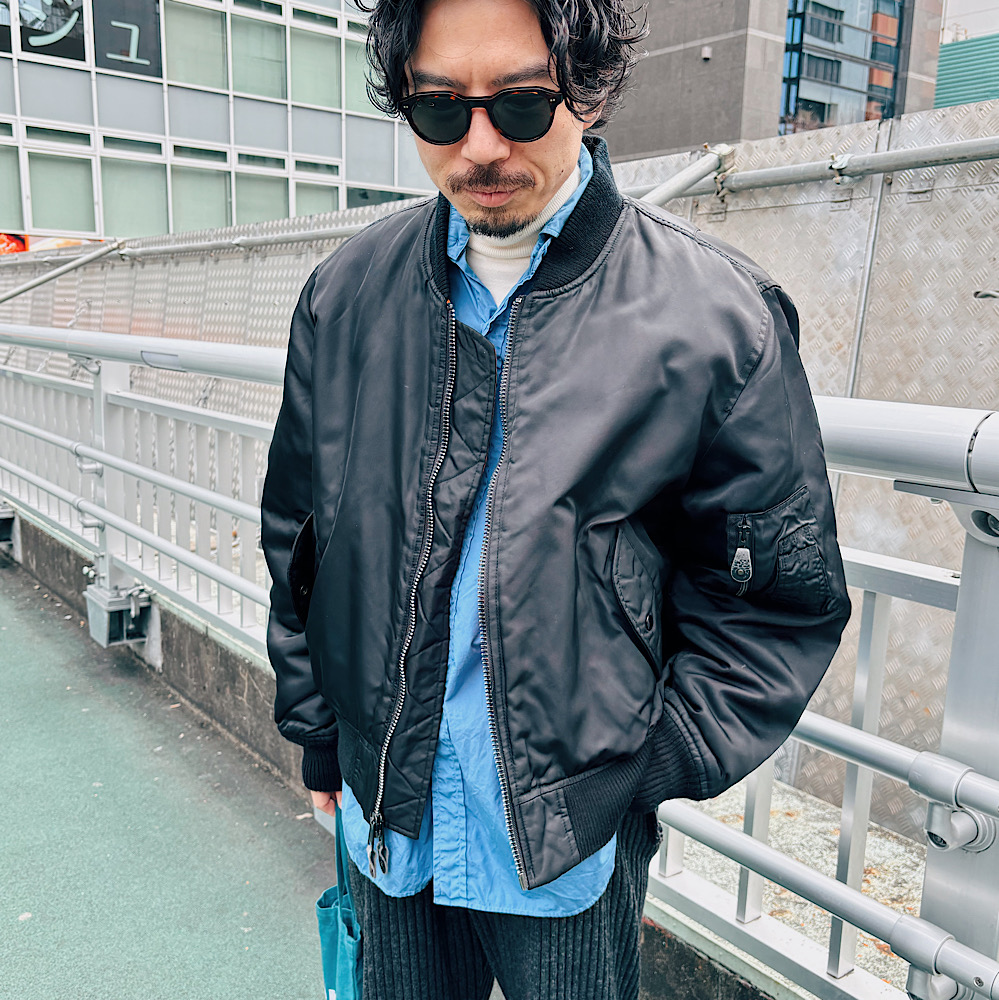 【30代パパコーデ】ブラック×ブルーで作る大人の休日リラックススタイル。ブラックアウターにはカラーシャツをあわせるのがおすすめ。