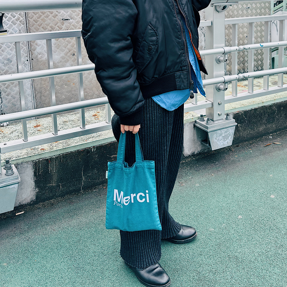 【30代パパコーデ】ブラック×ブルーで作る大人の休日リラックススタイル。ブラックコーデにはカジュアルな小物で緊張感をダウン。