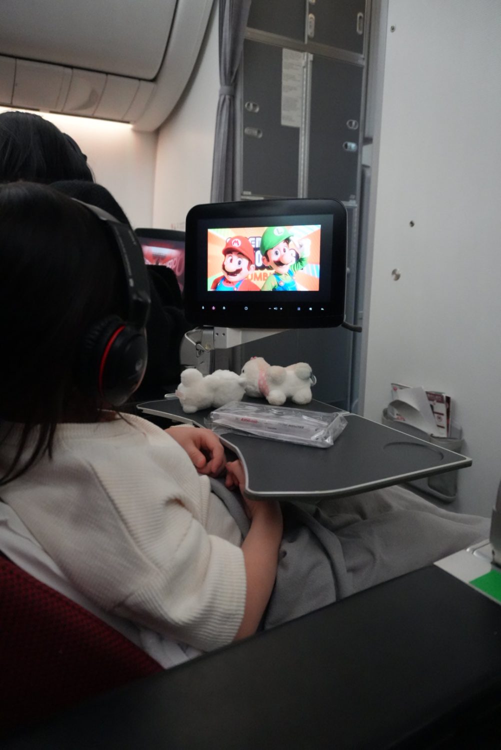 JALの機内での子どもたちの様子。