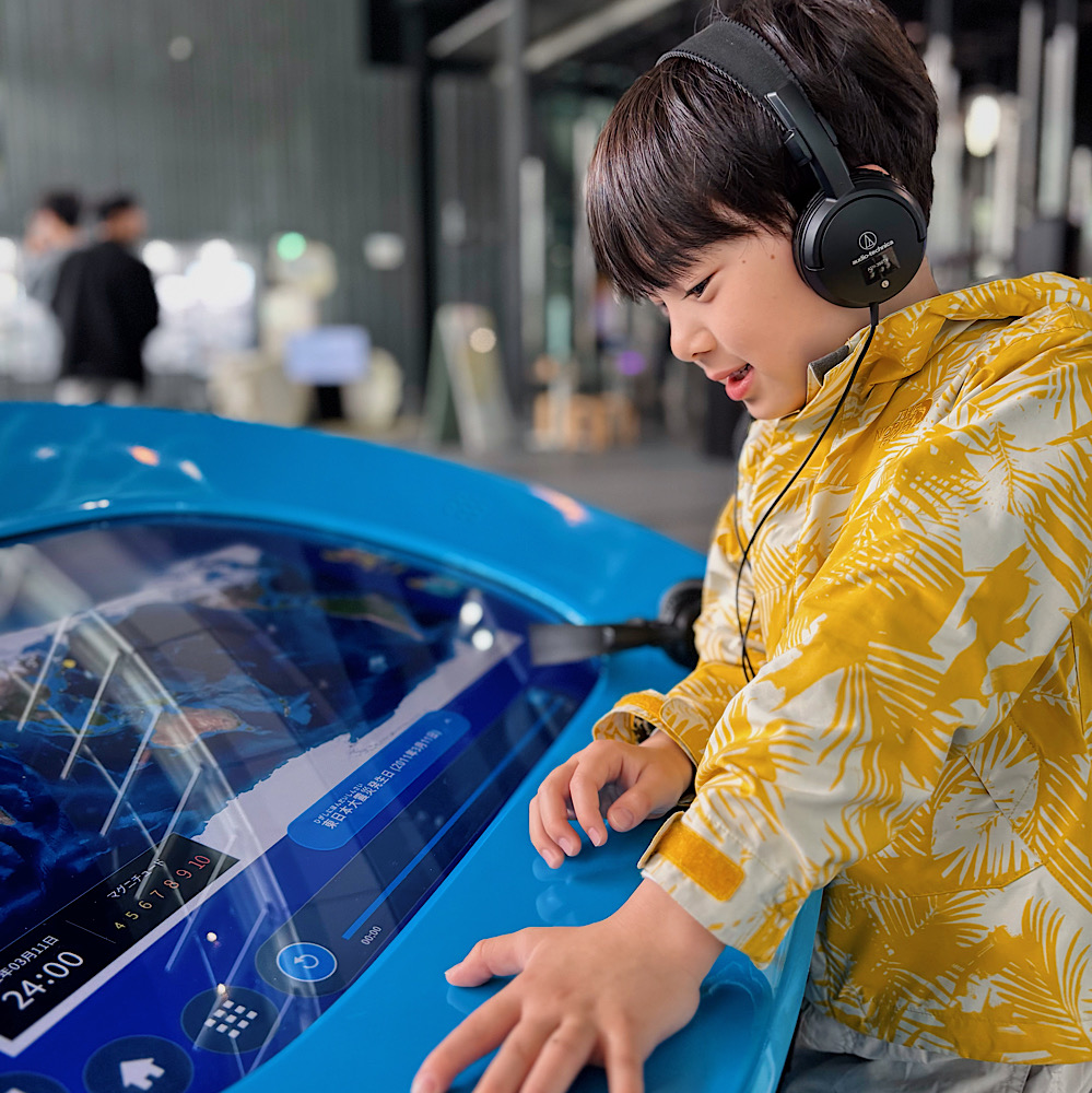 【日本科学未来館】『ジオ・スコープ』がリニューアル!「耳で楽しむモード」が面白い!データの変動を音域で表現。