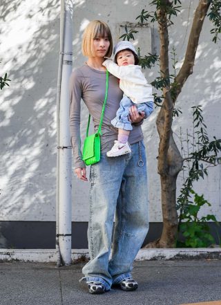 デニム×スニーカーで親子リンク！ 春の動けるお散歩コーデ