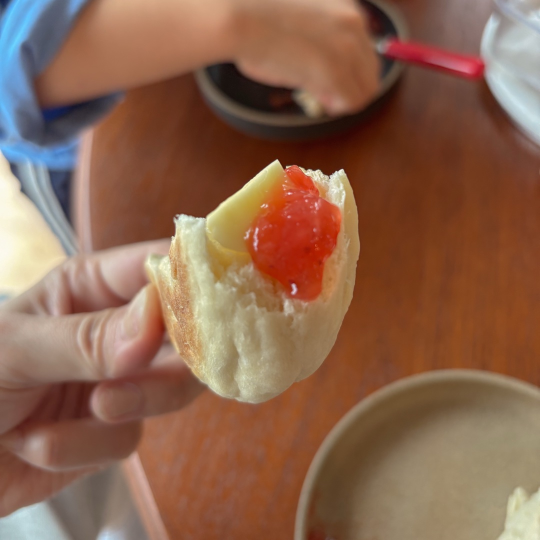 バターとイチゴジャムで手作りベーグルを実食!