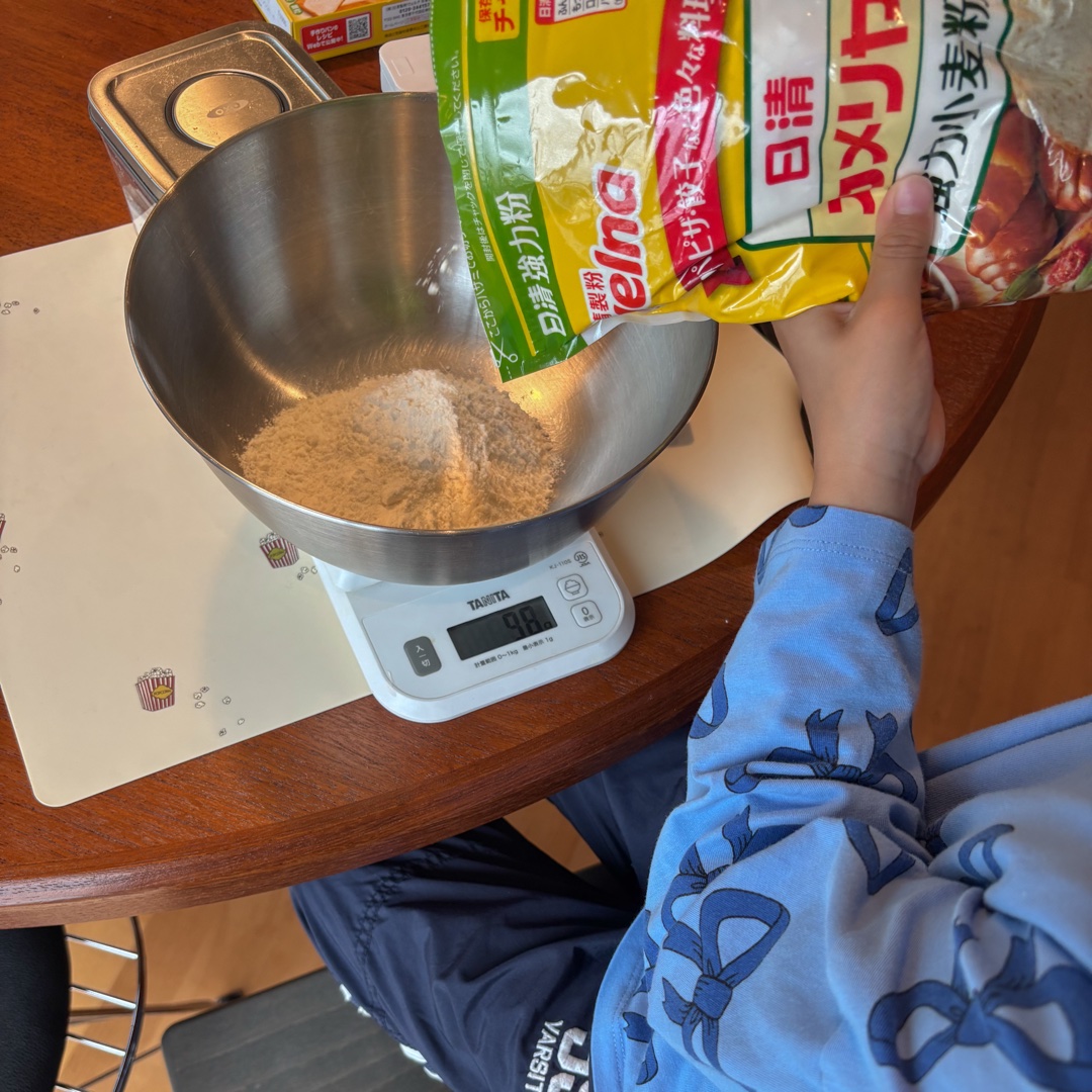 ベーグル作り、まずは材料を計量