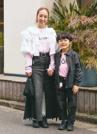 ピンク×ブラックで甘辛MIX! デニムをシェアしたカジュアル親子コーデ