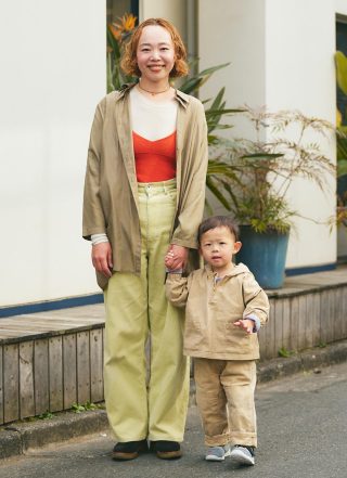 アースカラーで洗練カジュアルコーデ！ ママのオレンジが好アクセント