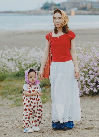 親子でバンダナをシェア！ 海辺に映える色使いがお上手♡